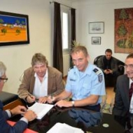 Le directeur départemental du Sdis 91 et le maire adjoint de Marcoussis en charge du patrimoine lors de la signature de l'acte 