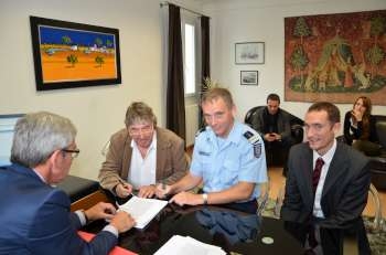 Le directeur départemental du Sdis 91 et le maire adjoint de Marcoussis en charge du patrimoine lors de la signature de l'acte (PHOTO  )