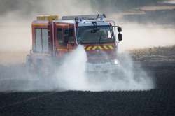 Camion citerne feu de forêt en cours d'extinction de feu de chaume (PHOTO  )