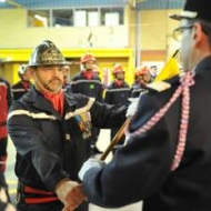 Le commandant Bansard, nouveau chef de centre, reçoit le fanion de Corbeil des mains du lieutenant-colonel Laurent Maugan 