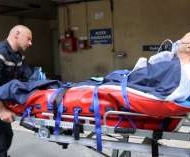 Transport de victime de l'ambulance aux urgences 