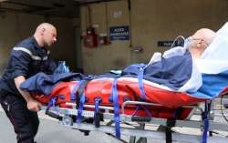 Transport de victime de l'ambulance aux urgences (PHOTO  )