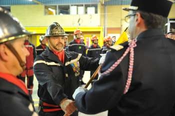 Le commandant Bansard, nouveau chef de centre, reçoit le fanion de Corbeil des mains du lieutenant-colonel Laurent Maugan (PHOTO  )
